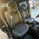 روکش صندلی ماشین پژو 207 چرم طرح پلاس رنگ مشکی دوخت سفید
